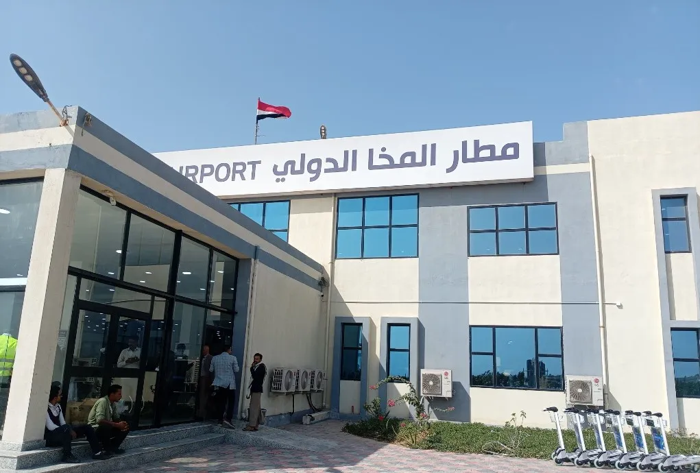 بيان حكومي: منع الحوثيين هبوط طائرة اليمنية في مطار المخأ تصعيد خطير وتقييد لحرية التنقل