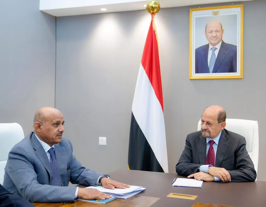 رئيس الوزراء يؤكد دعم استقلالية البنك المركزي ويبحث معه أولويات الاستقرار المالي في عدن