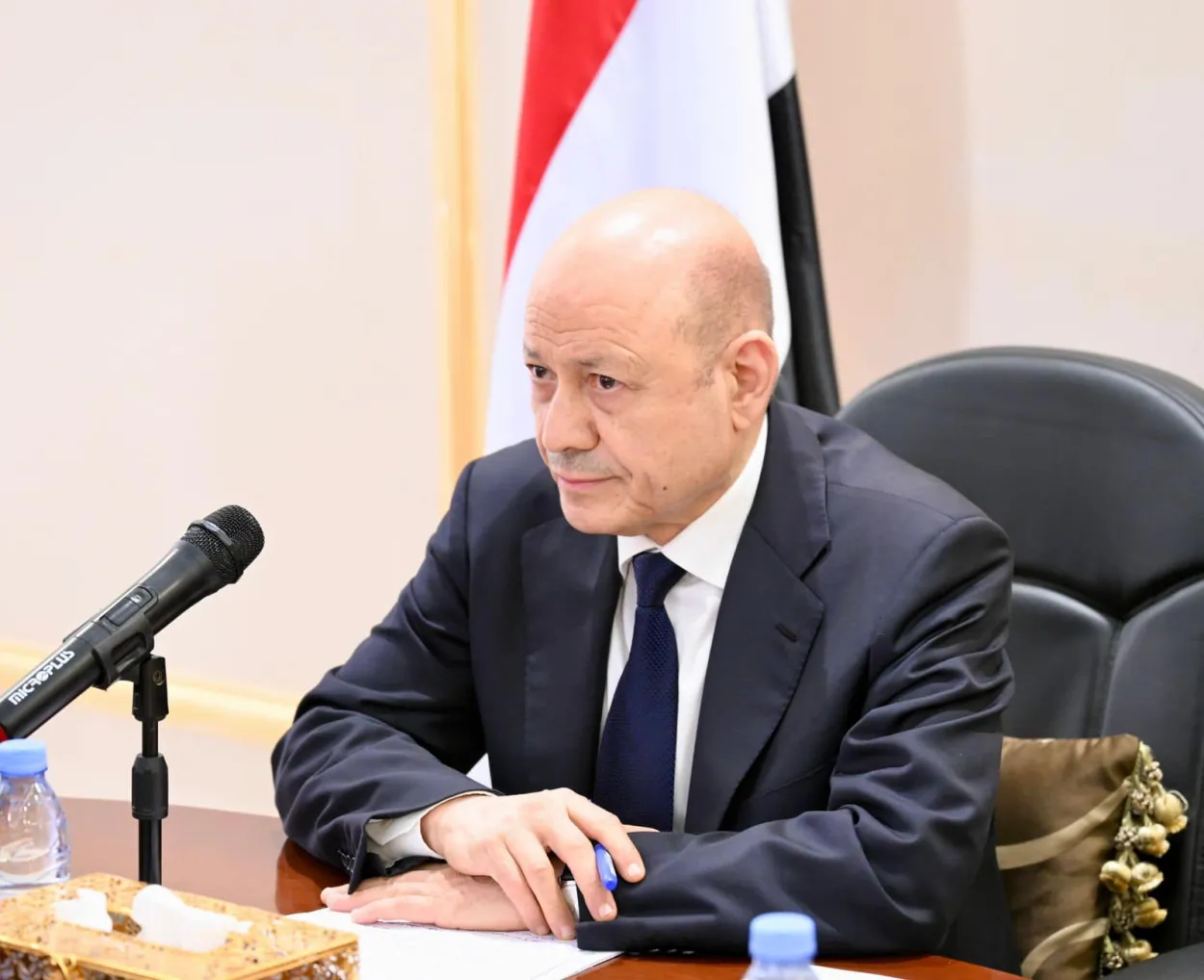 مصدر رئاسي: العليمي يتابع على مدار الساعة مسار تنفيذ عملية استعادة المعسكرات بحضرموت
