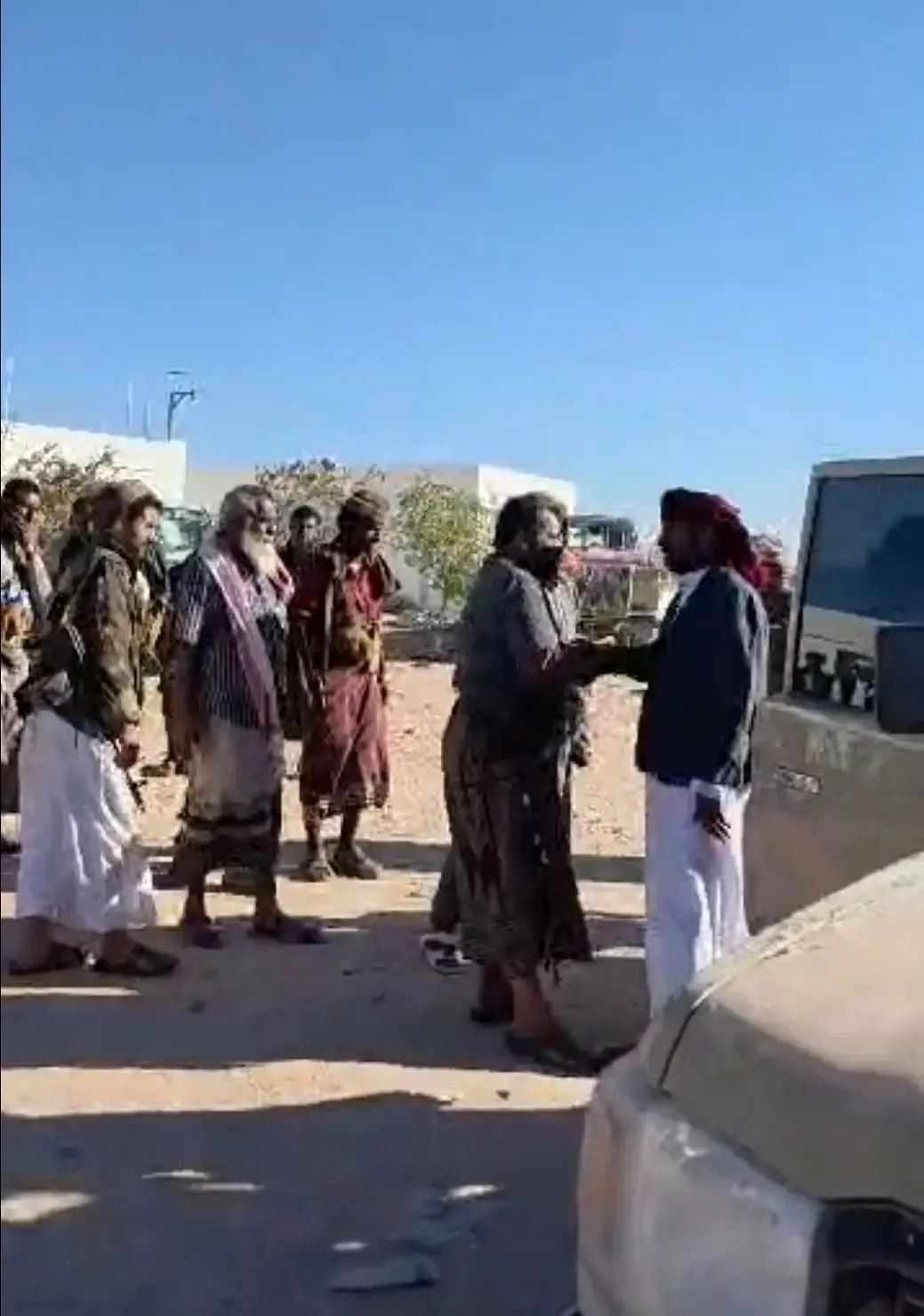 الشيخ عمرو بن حبريش يتفقد معسكرات الهضبة ويؤكد الجاهزية لحماية حضرموت