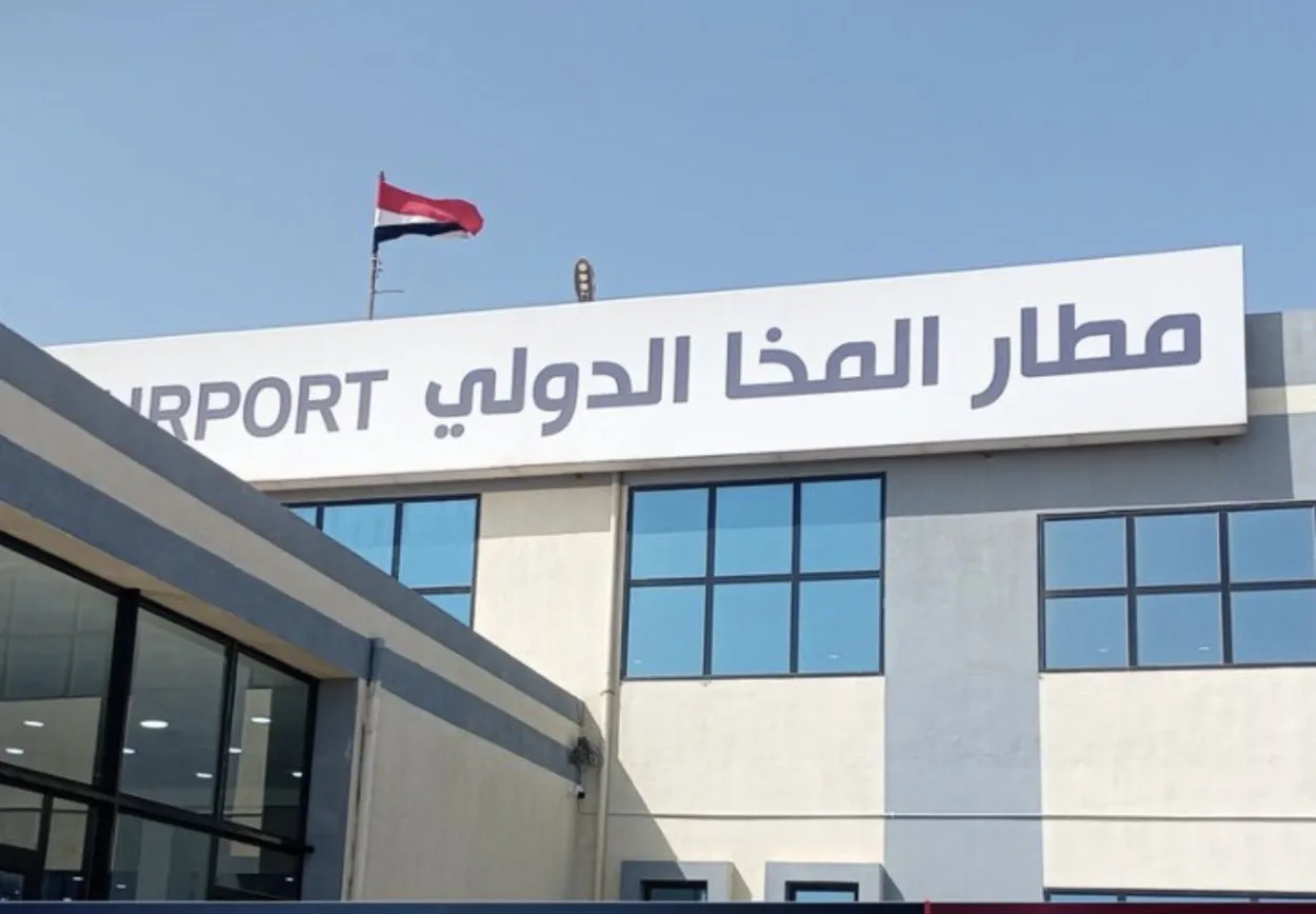 رئاسة الجمهورية تؤكد مواصلة تشغيل المنافذ السيادية ومحاسبة المعرقلين بعد منع هبوط طائرة اليمنية في المخا