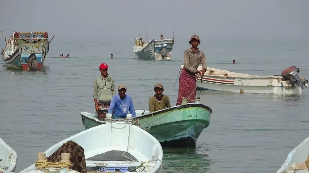 صيادون منسيون.. كيف تحولت سواحل اليمن الغربية إلى منطقة خطر؟