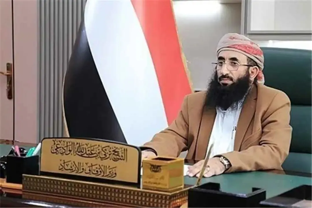 وزير الأوقاف يدعو اليمنيين إلى الدعاء للعليمي وأعضاء مجلس القيادة