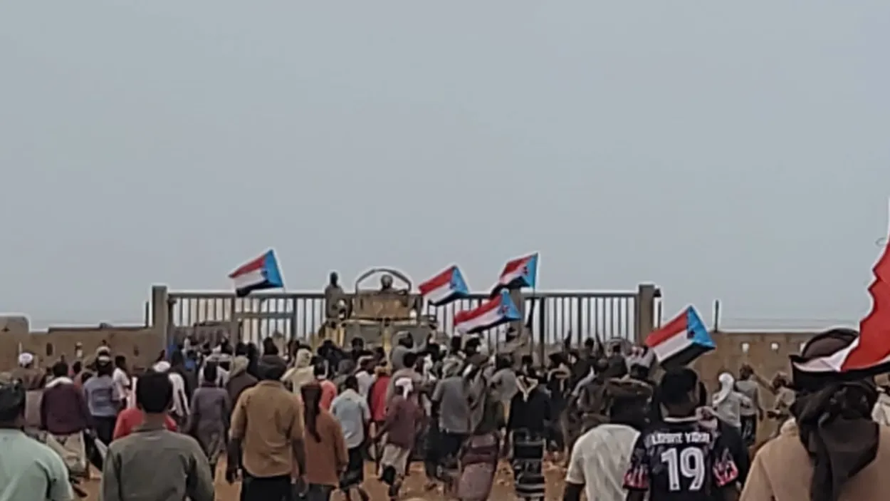 بإيعاز إماراتي.. الانتقالي يصعّد ضد السعودية بسقطرى ويطالب بخروج قواتها