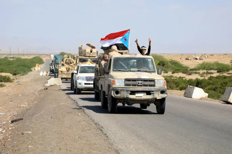 مسلحون قبليون يحاصرون 4 ألوية تابعة للانتقالي في حضرموت ويشترطون خروجهم بأسلحتهم الشخصية فقط