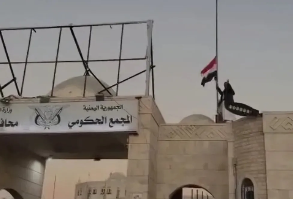 مصدر خاص لـ "الهدهد": "المهرة" ترفع العلم اليمني في المؤسسات الحكومية وقوات الانتقالي تستعد للمغادرة