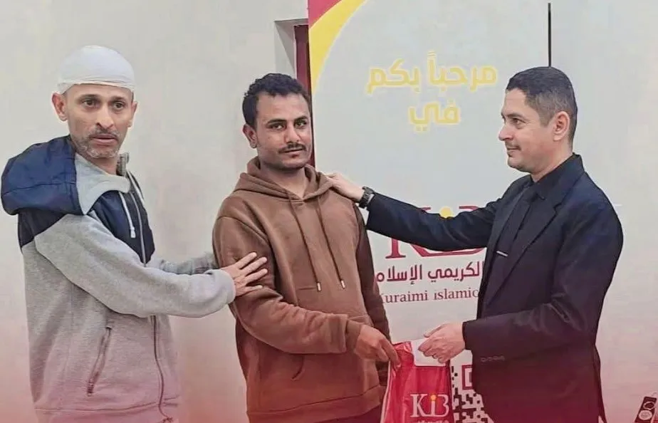 تصدّر اهتمام اليمنيين.. تكريم شاب لإعادته مبلغاً مالياً كبيراً فقده مواطن في أحد شوارع تعز