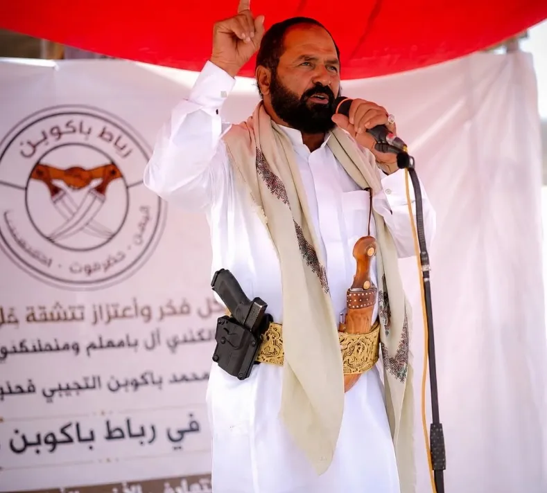 سجال في حضرموت.. شيخ قبلي ينفي اتهامات تورطه مع الحوثيين ووثيقة تكشف صدور أمر قضائي بتفتيش منزله