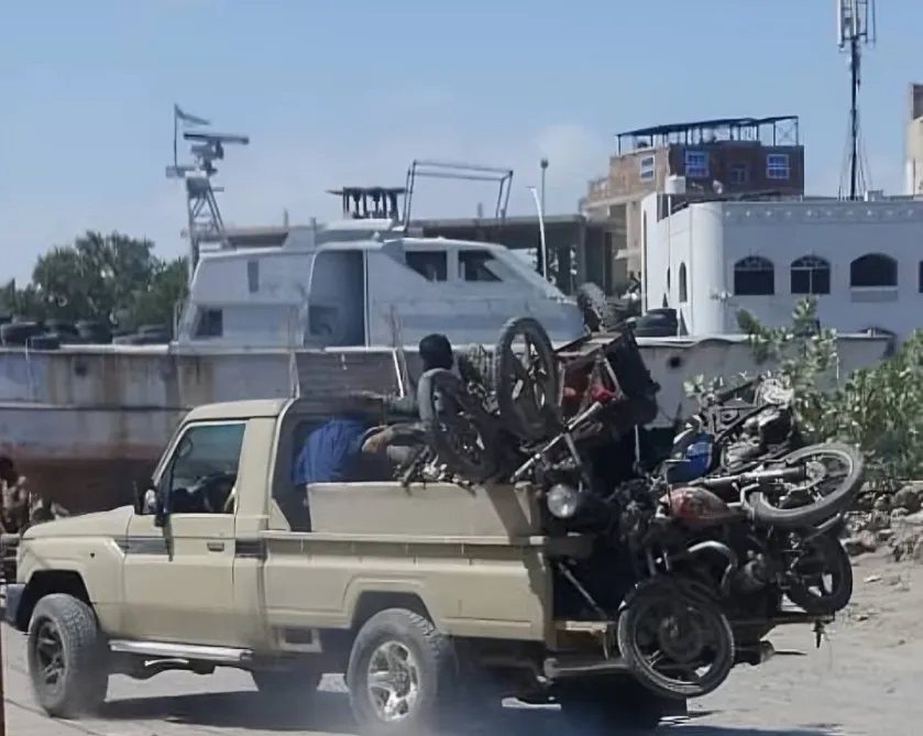الحزام الأمني ينهب الدراجات النارية الخاصة بالمواطنين المحتجزة في معسكرات عدن