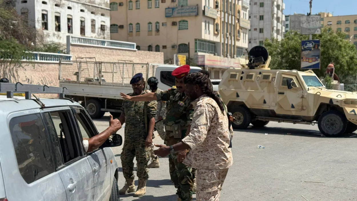 قتيلان وجرحى في اشتباكات المكلا بحضرموت والسلطة المحلية تُكذب الانتقالي المنحل وتوضح: "رصدنا اندساس مسلحين"