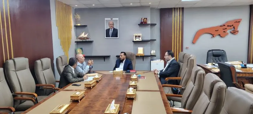 اجتماع حكومي في عدن لبحث الاستعدادات المبكرة لفصل الصيف وتحسين خدمات الكهرباء والمياه