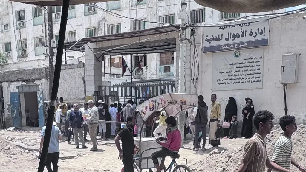 معاناة المواطنين في الأحوال المدنية بكريتر: تأخير البطاقات وازدحام ومعاملة قاسية