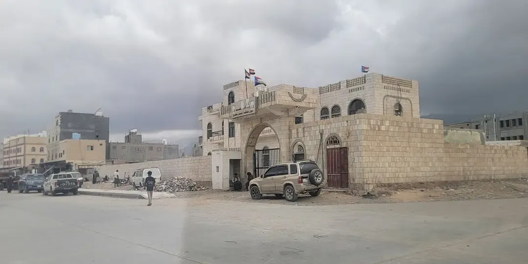 ضغوط سعودية تُجبر الإمارات على إنزال علمها ورفع العلم اليمني فوق مبنى السلطة المحلية في سقطرى