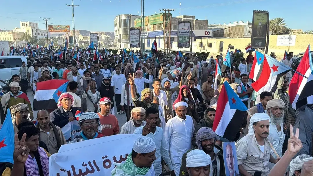 أنصار الانتقالي ينزلون العلم الوطني من قصر سيئون ويرفعون علم الانفصال ويصفون السعودية بـ«قوة احتلال»