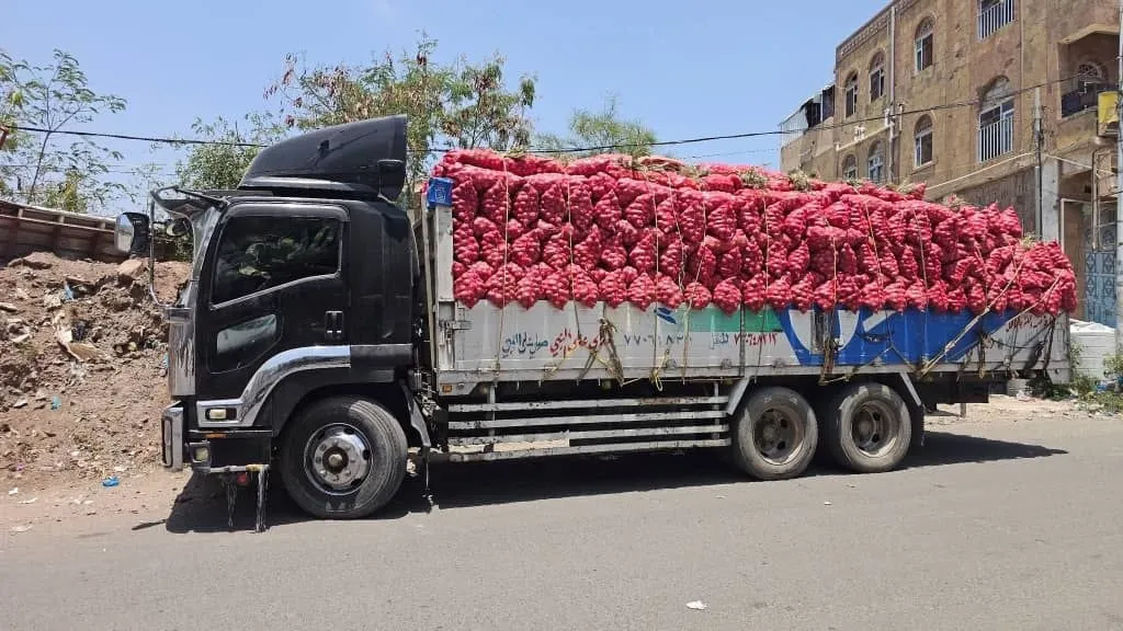 لفرض انقسام زراعي.. الحوثيون يمنعون مرور شاحنات "البصل" إلى منطقة الحوبان بتعز