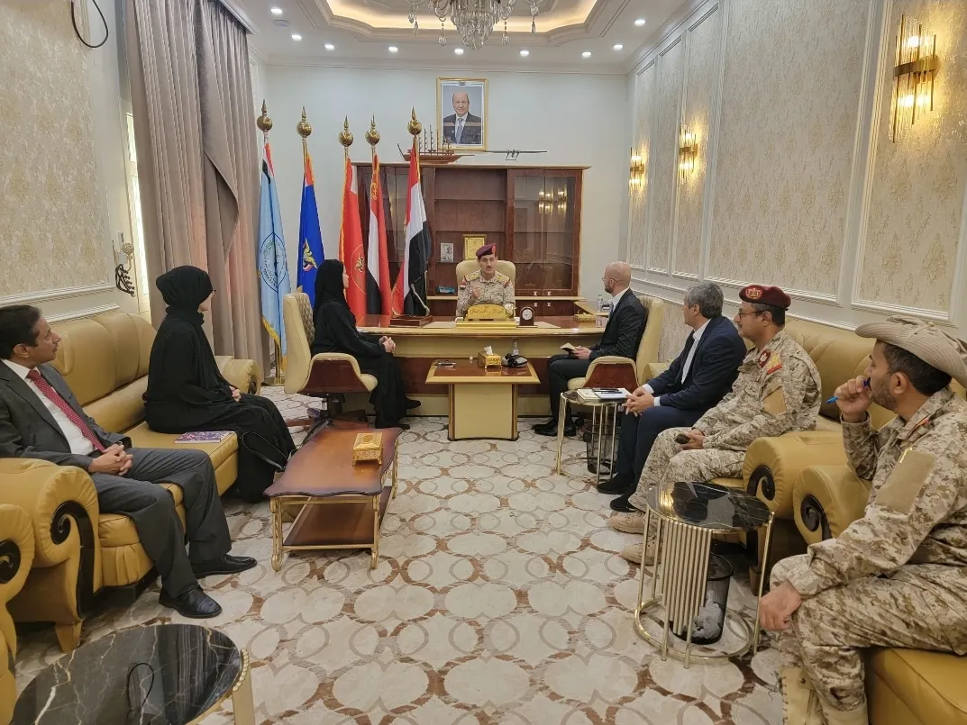 الأسرى والمختطفين في قلب النقاش.. وزير الدفاع يبحث مع رئيسة بعثة الصليب الأحمر تعزيز الجهود الإنسانية