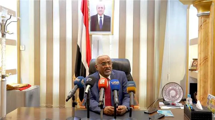 وزير الإدارة المحلية يعلن برنامجاً لمعالجة التداخل بين الحكومة المركزية والسلطات المحلية
