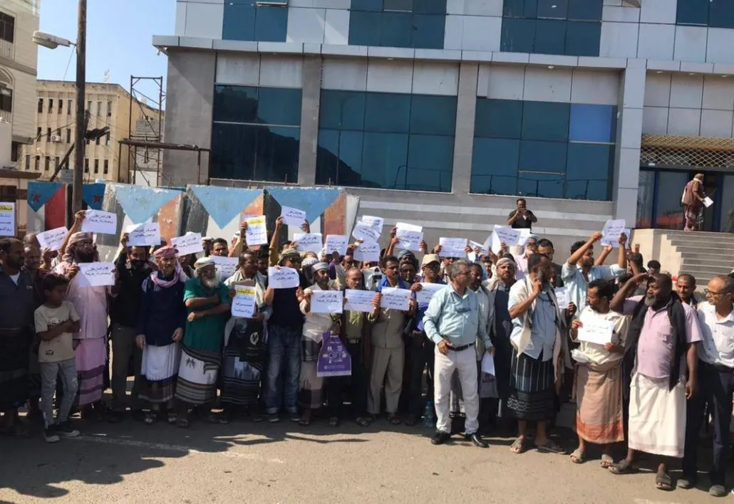 الموظفون النازحون في عدن يشكون تأخر رواتبهم وحرمانهم من العلاوات المالية