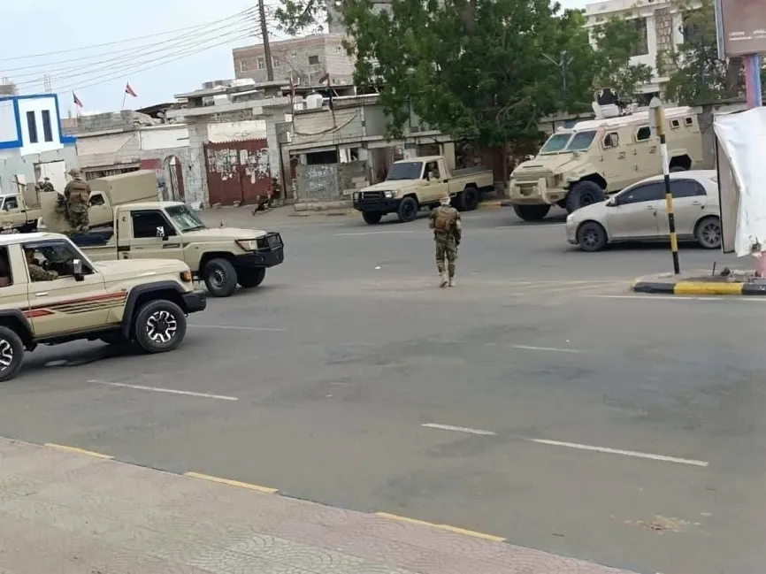  إطلاق نار داخل مجمع أبين الحكومي.. والمحافظ "الرباش" يوقف قيادات أمنية