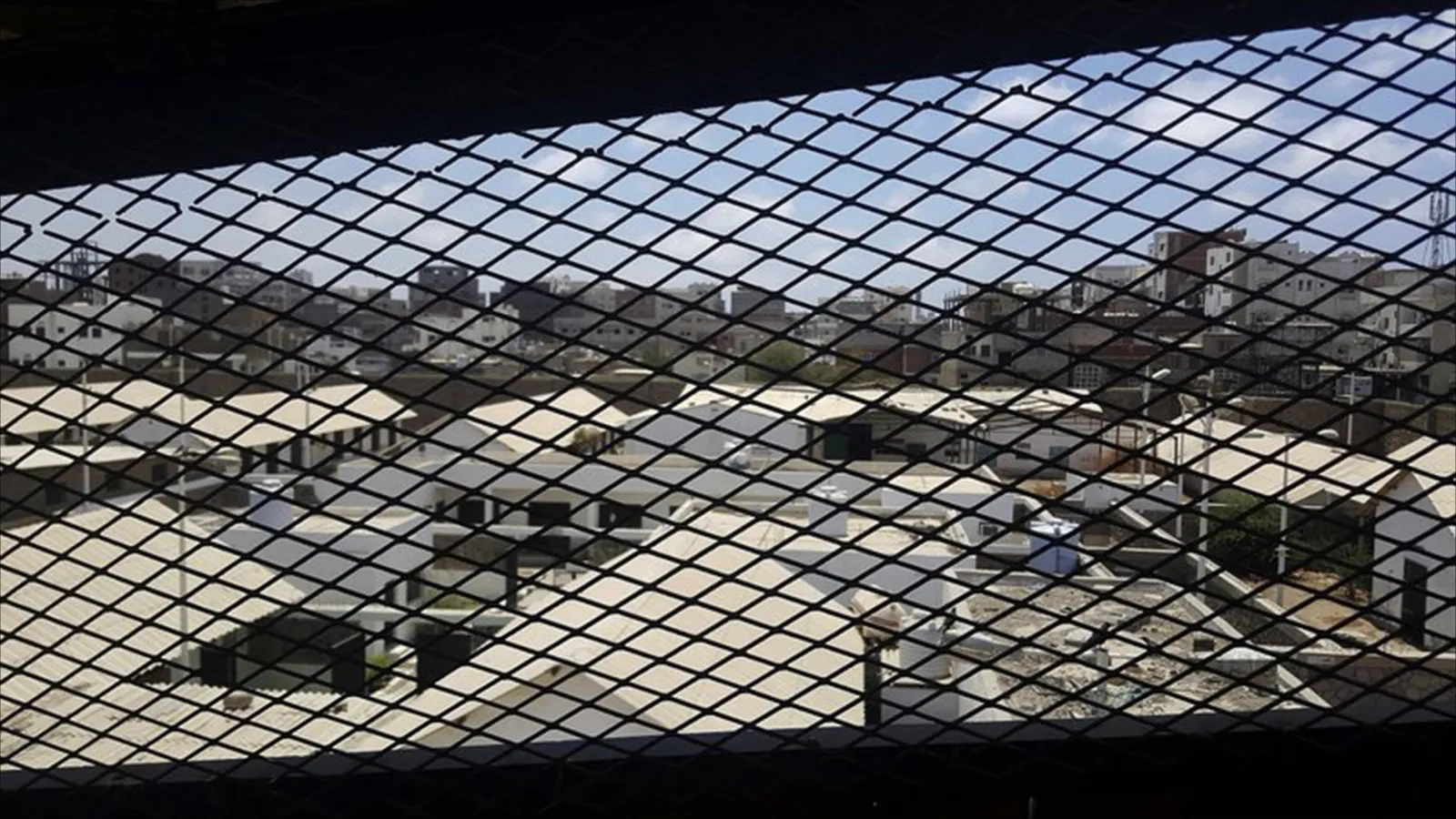 منظمة حقوقية تحيط 40 جهة دولية بشأن سجون الانتقالي وطارق صالح