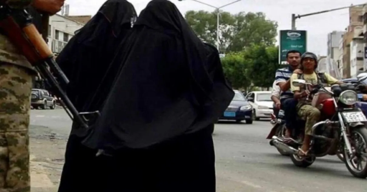 مركز حقوقي يحمل الحوثيين تبعات تحويل النساء إلى رهائن سياسيات غير إنسانية