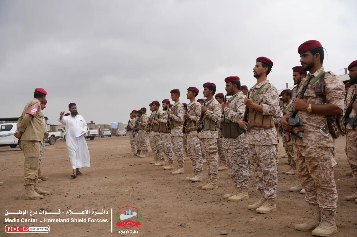الشرطة العسكرية في قوات درع الوطن تنفذ عرضًا عسكريًا في عدن… واللواء اللحجي يؤكد أهمية الانضباط والجاهزية