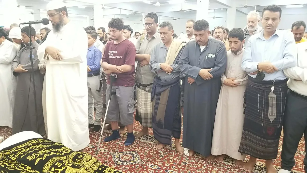 تشييع التربوي "عبد الرحمن الشاعر" في عدن ومطالبات بمحاسبة القتلة