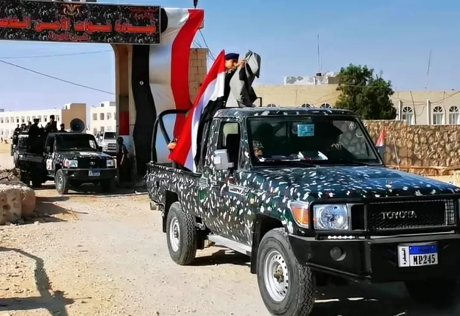 تسليم السلطات العُمانية متهماً من جنسية أجنبية دخل الأراضي اليمنية بطريقة غير مشروعة 