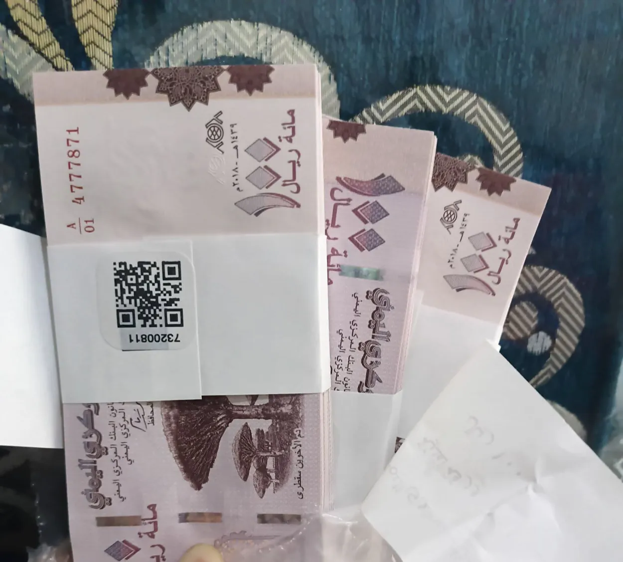 رواتب بلا قيمة عملية؟ مواطنون يواجهون رفض المحلات والصرافين لفئة 100 ريال
