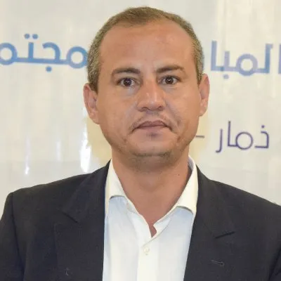 صحفي: الحوثيون يمنعون مئات المركبات وآلاف المسافرين من العبور إلى شبوة عبر نقطة رأس وادي خورة