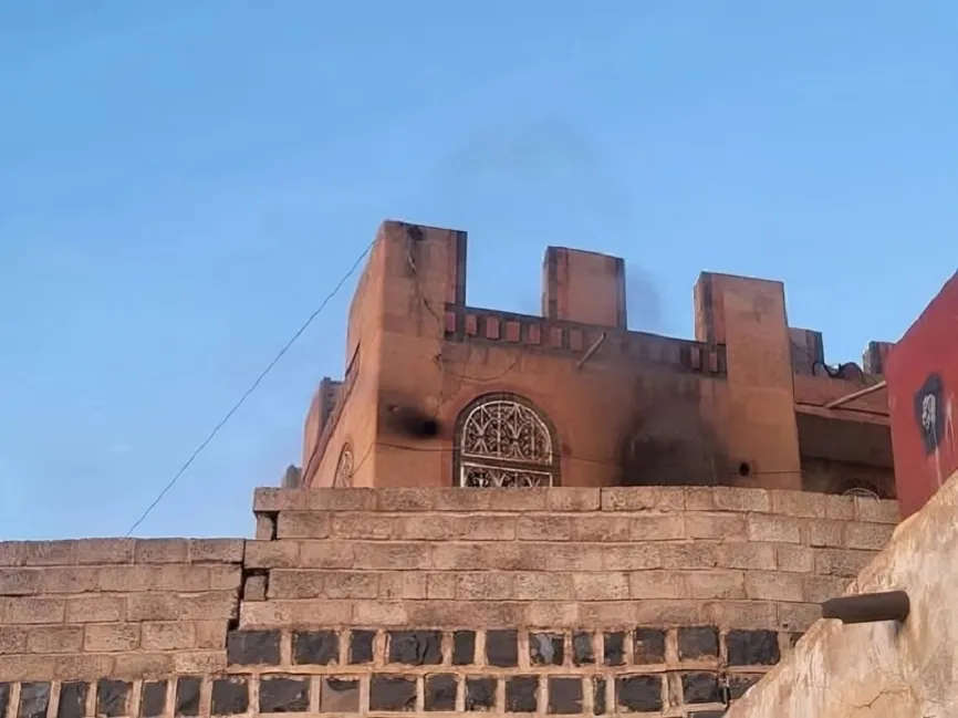 مليشيا الحوثي تحرق منزل شيخ قبلي وضابط بالجيش اليمني في صنعاء