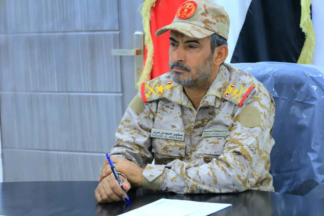 رئيس أركان الجيش اليمني يستمع إلى إحاطات ميدانية من قادة 10 مناطق ومحاور عسكرية  