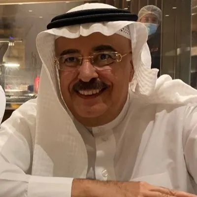 مستشار سعودي سابق: استمرار ولاءات داخل الانتقالي للإمارات يمثل خطراً على الجنوب
