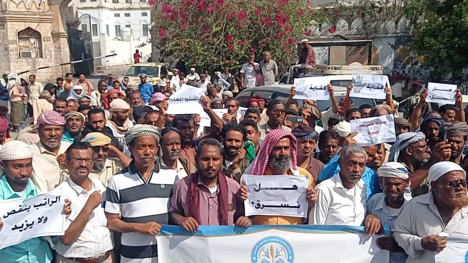 وقفة احتجاجية للمعلمين في المكلا تطالب بوقف الخصومات المالية وتندد بسياسة التطفيش 