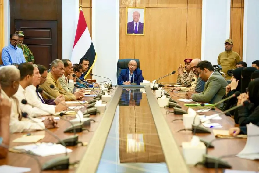 الخنبشي يناقش في المكلا تحديات الخدمات بحضرموت 
