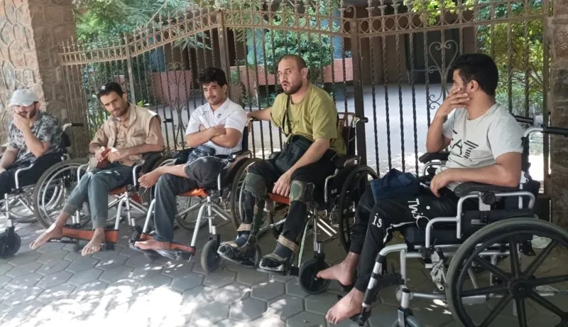  دبلوماسي يمني في القاهرة يُلاحق الجرحى والمندوبين الطبيين وتوقف كامل لبرامج العلاج.. تفاصيل جديدة 
