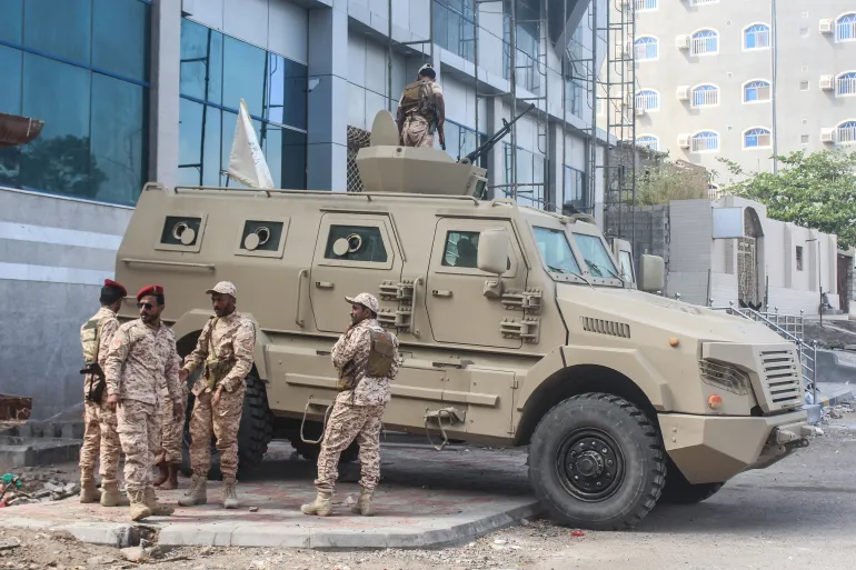 وضع عدن العسكري.. قوات الانتقالي ترفض مغادرة المعسكرات و"درع الوطن" تتنظر تمكينها من الانتشار