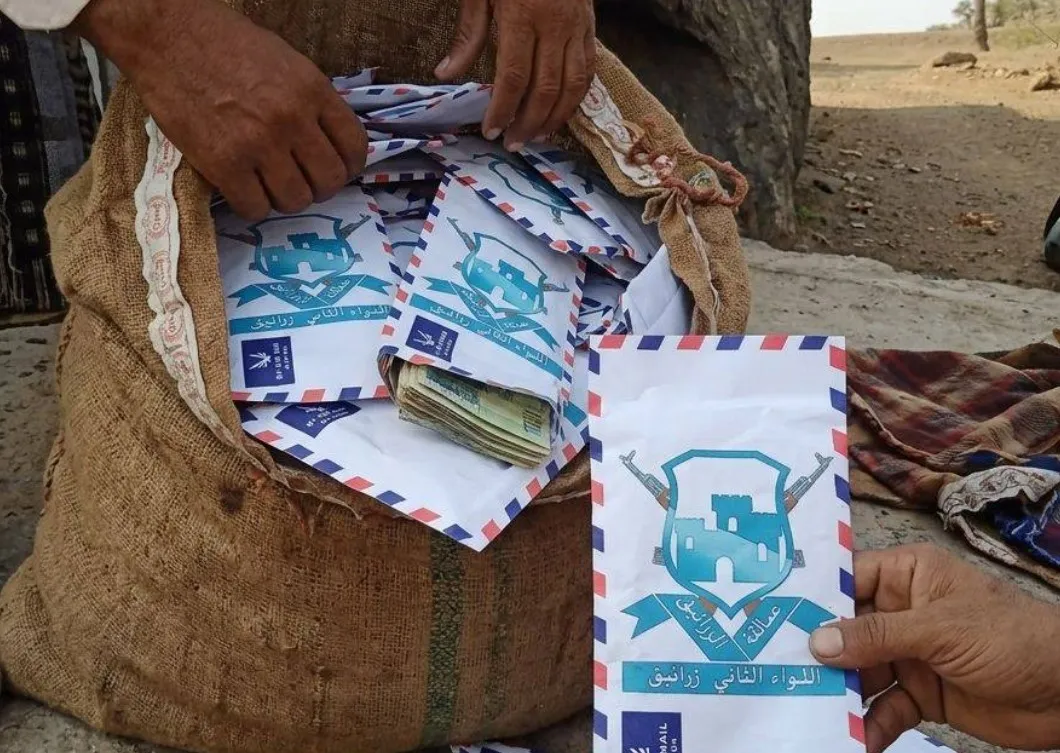  مبادرة عسكرية جنوبي الحديدة بتوزيع مبالغ مالية للأسر الفقيرة لشراء "كسوة العيد" للأطفال