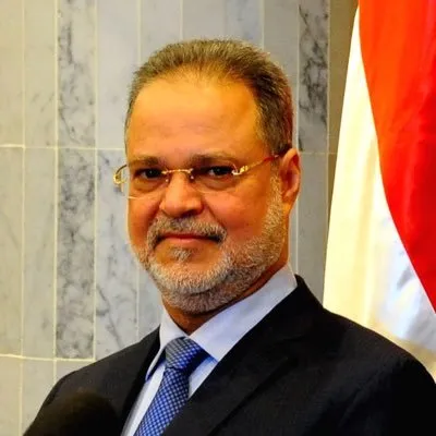 مستشار بالرئاسة يطالب عُمان بتوضيح استمرار عبور الطائرات الإيرانية إلى اليمن واستضافة قيادات حوثية