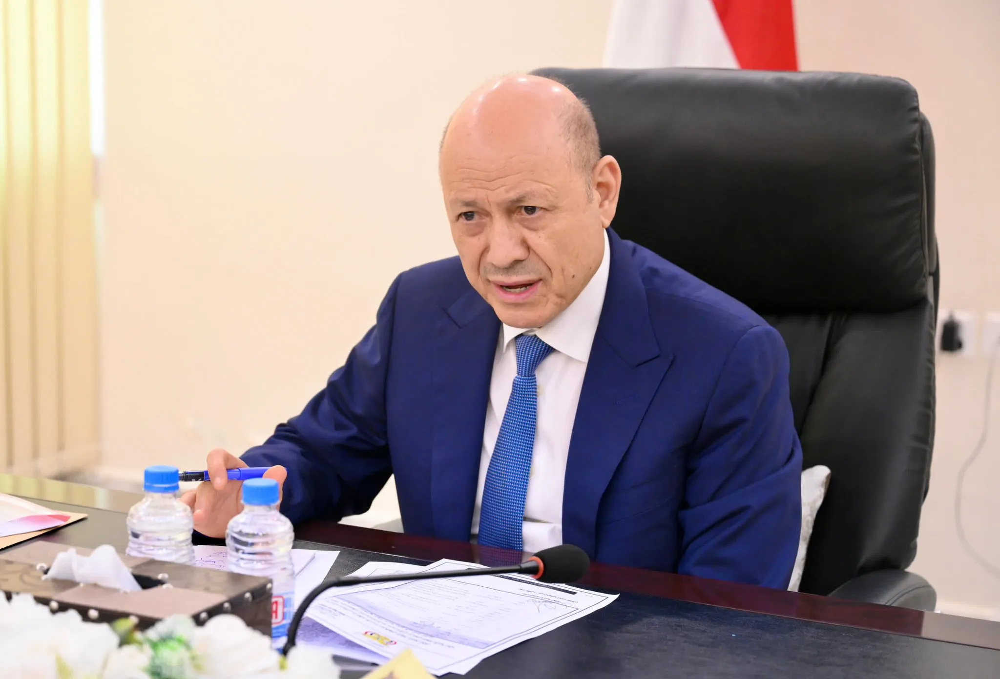 العليمي على موقفه.. الانسحاب الفوري لـ "الانتقالي" من حضرموت والمهرة خيار وحيد لتطبيع الأوضاع 