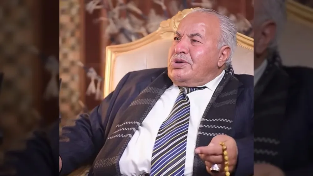 صرخة مؤلمة من قلب صنعاء.. فنان يمني ينتقد عنصرية الحوثيين واستئثارهم بالرواتب والشعب يشحذ (فيديو)