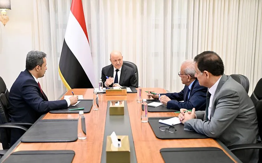 العليمي: معركة استعادة الدولة تبدأ من استقرار المناطق المحررة وتحصين جبهاتها الداخلية