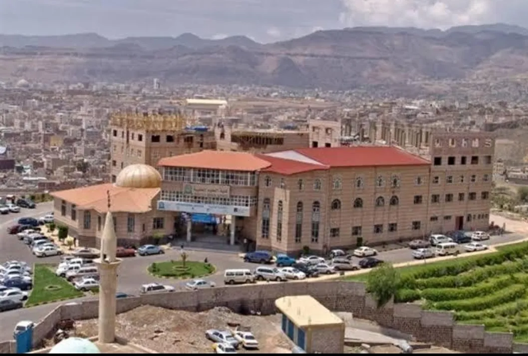 رغم شكاوى الخريجين.. الحوثيون يواصلون الترويج لجامعة العلوم عبر برامج تدريبية مجانية