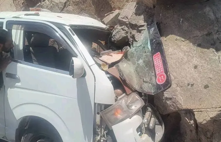 إصابة 5 مدنيين بحادث مروري لحافلة ركاب في نقيل "هيجة العبد"