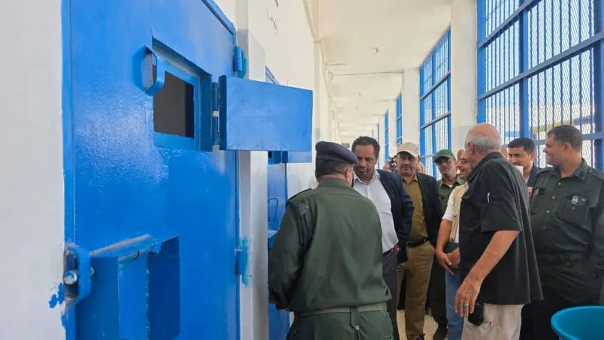 اللجنة الوطنية للتحقيق تتفقد أوضاع نزلاء سجون المخا وتراجع إجراءات الاحتجاز في ذوباب