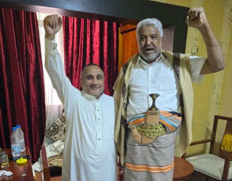 بعد أشهر من انشقاقه ولقائه "طارق صالح" وظهوره في الرياض.. شيخ تهامي بارز يعود إلى صفوف الحوثيين
