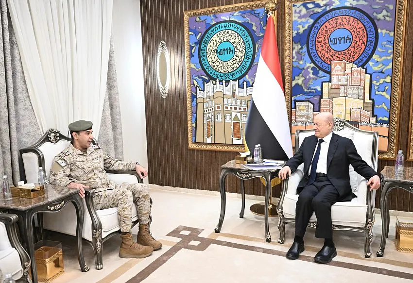التقى قائد القوات المشتركة.. "العليمي" يؤكد أهمية منع نشوء أي كيان عسكري خارج إطار الدولة
