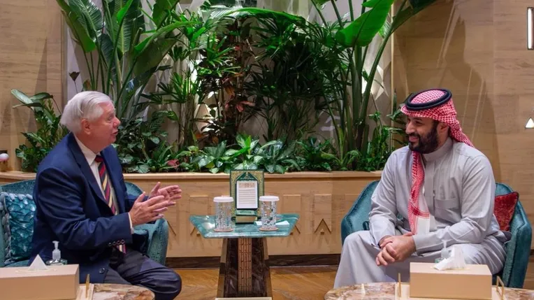 سيناتور أمريكي يأمل حواراً "سعودياً إماراتياً" بشأن اليمن والسودان