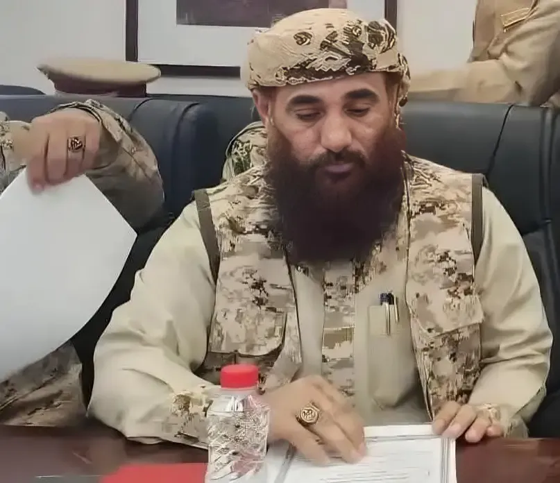 تفاصيل حصرية.. حمدي شكري تلقى تهديدات إماراتية ورفض مغادرة عدن إلى أبوظبي وقيادات من "العمالقة" رضخت (أسماء)