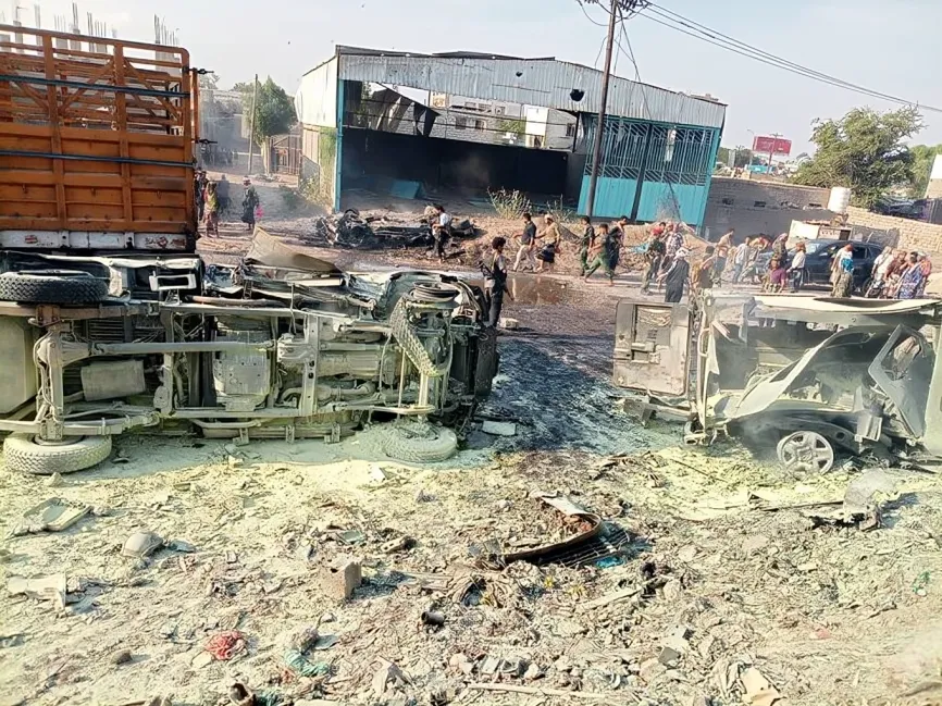 نجاة قيادي في "العمالقة" ومقتل 2 من مرافقيه بانفجار سيارة مفخخة استهدف موكبه في عدن